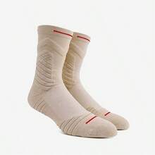 1. Chaussettes de basket-ball de couleurs mélangées\n2. Chaussettes hommes avec bas en serviette\n3. Chaussettes de compression pour football, course, extérieur
