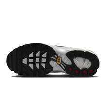 Nike Air Max Plus 女子跑步鞋采用全掌可视气垫，减震回弹，全新火焰形笼式设计，提供高抓地力和舒适度，适合健身、训练和休闲穿着 FV8480-002 - 綠灰色 - 查看 7