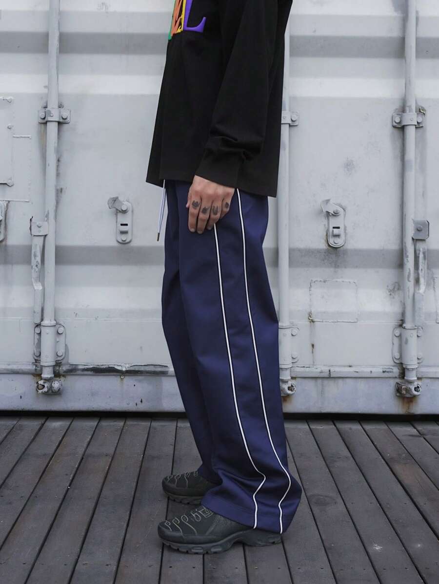 男士条纹拼布撞色休闲宽松直筒裤，适合春秋季节日常穿着、约会、户外运动、街头时尚、百搭