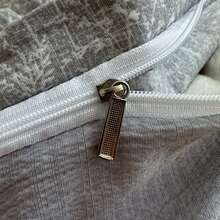 4 件套优雅灰色羽绒被套，柔软亲肤，涤纶双层床上用品（1 个羽绒被套 + 1 个床单 + 2 个枕套），适合秋冬卧室装饰，节日礼物，无填充物，枕套图案随机剪裁