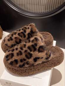 2025 Nuevas sandalias de mujer con suela gruesa y peluda, para usar en exteriores en otoño, primavera y verano, pantuflas esponjosas para interiores, sandalias de oficina de 4CM