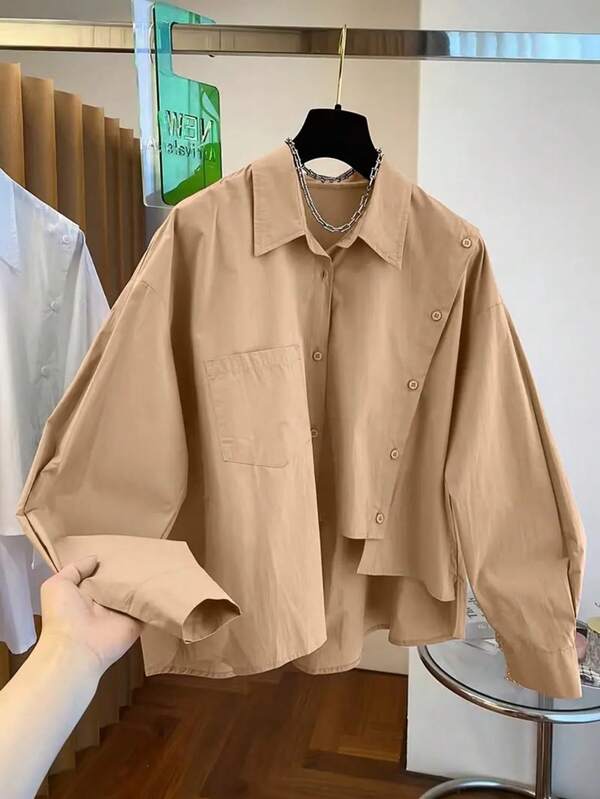 Damen Bluse mit asymmetrischem Saum, einfarbiges Design mit Knopftasche vorne, elegante minimalistische Büro-Lässig Bluse, Frühling/Herbst/Winter