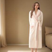 Bata de baño de felpa de nube gruesa de estilo INS nuevo para otoño/invierno, unisex, chal suave y esponjoso, cuello de solapa, pijama de peluche de manga larga para sanar