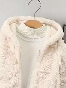 1件春秋新款女童外套，白色连帽长袖蓬松外套，修身舒适保暖，适合女孩日常休闲穿着。