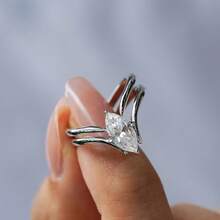 LOVESSOM خاتم موسانيت ماركيز بقيراط واحد من الفضة 925 هو خاتم زفاف فاخر وأنيق عالي الجودة للرجال والنساء، مناسب لحفلات الزفاف والحفلات والمناسبات الخاصة كعيد الأم وعيد الميلاد وعيد الشكر وعيد الحب وبداية العام الدراسي وموسم الزفاف والأعياد الميلادية والسنوية وأعياد رأس السنة.