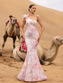 Faeriesty 这款奢华柔和色调的露肩美人鱼闪亮晚礼服，饰有精致的3D立体花卉贴花，修身鱼尾廓形和轻盈的薄纱细节，是婚礼招待会、正式晚宴、高端晚宴和红毯活动的理想之选，尽显优雅气质。 - 淺粉色 - 查看 4