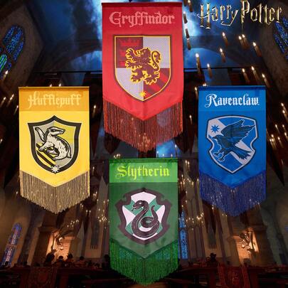 Harry Potter 1 pezzo Bandiera di Harry Potter, colorata bandiera di Grifondoro, Serpeverde, Tassorosso, Corvonero con nappe, decorazione da parete del mondo magico, adatta per decorazioni domestiche, ufficio, camino, festa, giardino per adolescenti e adulti, decorazione per compleanno, Natale [Licenza ufficiale]