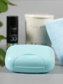 Una caja de jabón portátil e impermeable con 4 colores a elegir: negro, transparente, azul y rosa. Cuenta con una tapa sellada para almacenar jabón en el baño y es adecuada para usar en el baño, la decoración del hogar, la decoración de otoño, hoteles, la temporada de regreso a la escuela, campamentos, gimnasios, viajes, regalos de Navidad y Halloween.