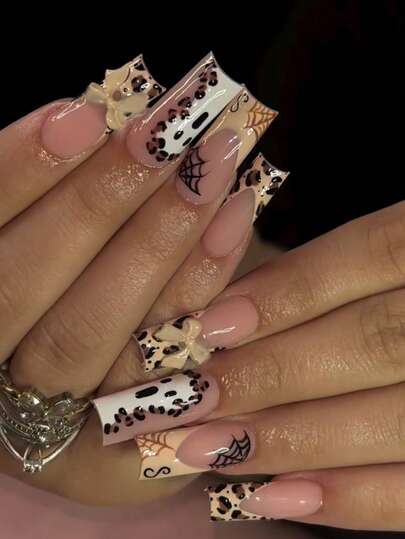 Zestaw 24 długich, kwadratowych tipsów w panterkę, zdobionych motywem ducha, pajęczyny i kokardy, idealny zestaw akrylowych sztucznych paznokci, w tym 1 żelowa nić i 1 pilnik do paznokci, idealny na świąteczne dekoracje paznokci dla kobiet