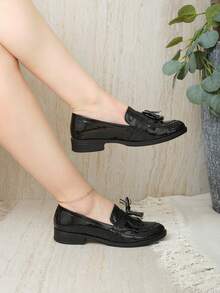 Punta redondeada brillante ideal para actividades cotidianas, entornos de oficina informal o paseos urbanos; confeccionado en cuero auténtico, napa sintética, ante suave o microfibra; pertenece a los estilos clásico-casual, mocasín femenino o loafers elegantes; temporada ideal: primavera y otoño. Este diseño se adapta perfectamente a looks con pantalones rectos, faldas midi o vestidos ligeros, aportando un aire refinado sin esfuerzo. Las versiones en ante aterciopelado, piel lisa, napa satinada o gamuza ligera permiten combinarlo tanto con prendas de estilo working-casual como con conjuntos relajados de fin de semana. Opciones con detalle cruceta, costura moc toe o pieza decorativa en vaina amplían su versatilidad para transiciones entre días templados de primavera y otoños suaves. - Negro - Ver 3