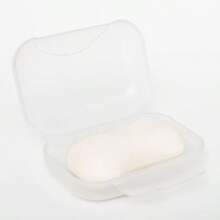 Una caja de jabón portátil e impermeable con 4 colores a elegir: negro, transparente, azul y rosa. Cuenta con una tapa sellada para almacenar jabón en el baño y es adecuada para usar en el baño, la decoración del hogar, la decoración de otoño, hoteles, la temporada de regreso a la escuela, campamentos, gimnasios, viajes, regalos de Navidad y Halloween.