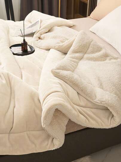 1件奶油白色亲肤柔软舒适牛奶绒羊羔绒缝制毛毯，适用于卧室和客厅