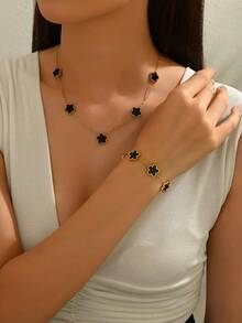 TONSI 一套时尚简约18K镀金不锈钢四叶草项链、手链、耳环首饰套装，适合女性日常佩戴和约会，五叶草贝壳项链 - 金色 - 查看 4