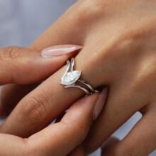 LOVESSOM خاتم موسانيت ماركيز بقيراط واحد من الفضة 925 هو خاتم زفاف فاخر وأنيق عالي الجودة للرجال والنساء، مناسب لحفلات الزفاف والحفلات والمناسبات الخاصة كعيد الأم وعيد الميلاد وعيد الشكر وعيد الحب وبداية العام الدراسي وموسم الزفاف والأعياد الميلادية والسنوية وأعياد رأس السنة.