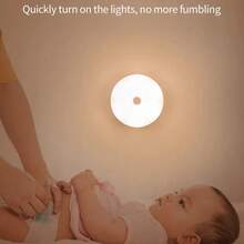 1 Stück Mini Fernbedienung Nachtlicht für Kinderzimmer, tragbare LED wiederaufladbare Nachttischlampe, 3 einstellbare Farben, geeignet für Kinderzimmer, Flur, Schlafzimmer, Badezimmer, Wohnzimmer, Kleiderschrank, einfache Installation, USB wiederaufladbar für Kinder und Erwachsene, Stillen, Schlafhilfe, batteriebetriebenes weiches Nachtlicht, dimmbare warme Nachttischlampe, sanfte Augenpflege