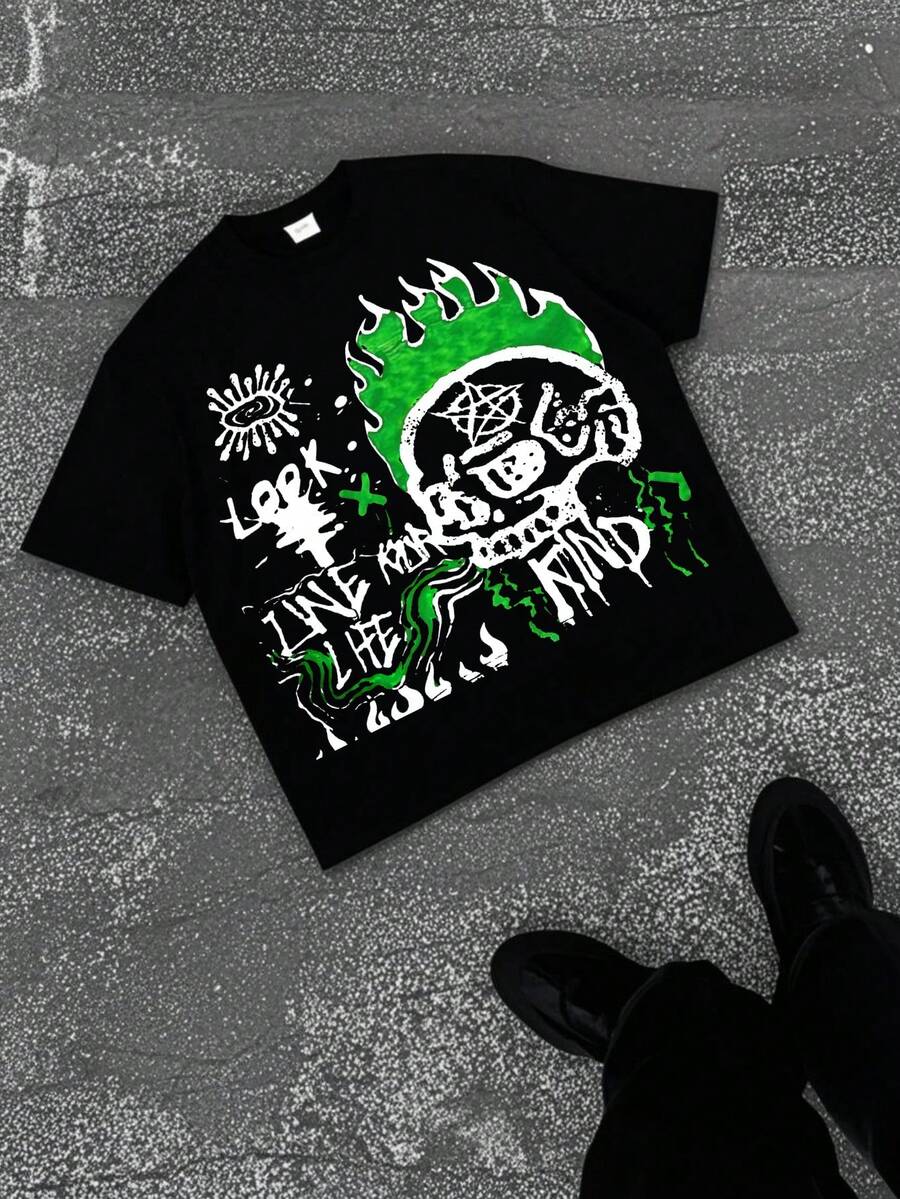 Glowing Green Flame Skull T-Shirt - Bold, Edgy Design With Vibrant Green Flames And A Menacing Skull. Features Chaotic Text Art, Perfect For Rebels. Ideal For Dark Aesthetics Lovers. Pure Cotton Men's Short Sleeve - 黑色 - 查看 1