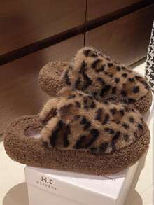 2025 Nuevas sandalias de mujer con suela gruesa y peluda, para usar en exteriores en otoño, primavera y verano, pantuflas esponjosas para interiores, sandalias de oficina de 4CM