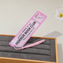 Horror-Themen Papier Lesezeichen, dunkler und mysteriöser Stil, dekoriert mit roten, rosa und lila Quasten, mit schockierendem Text, geeignet zum Markieren von Seiten in Horror-Literatur, um ein immersives Lese-Erlebnis für Horror-Fans zu schaffen