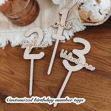 个性化木质生日数字标签，可定制姓名，优雅草书风格。完美适用于生日、周年纪念、婚礼、圣诞节和万圣节蛋糕装饰——理想的派对礼物。用途广泛的木质装饰品，亦可用作节日日历。 - 原木色 - 查看 2
