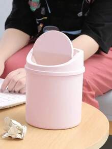 1个带盖迷你垃圾桶，INS风桌面小型垃圾桶，塑料桌面废纸篓，旋转盖设计防止异味泄漏，可用于存放果皮和纸屑，适用于浴室、家庭办公桌、咖啡桌、办公室、客厅、书房等场所。 - 彩色 - 查看 14
