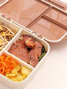 1pc Customizable Flip-Top Bento Box, Supports Artistic Text Customization, Large Area Customization, Portable, Waterproof, Leak-Proof, Ideal For Outdoor, Travel, School, Office, Includes Sauce Container And Utensils, Four-Side Locking Design