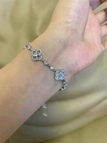 1 Fashion Zirconia Four Petal Flower Bracelet, Adjustable For Women, Lightweight Luxury Elegant Style Accessories, Suitable For Women's Banquet Accessories, Dates, Vacations, Special Gifts For Women