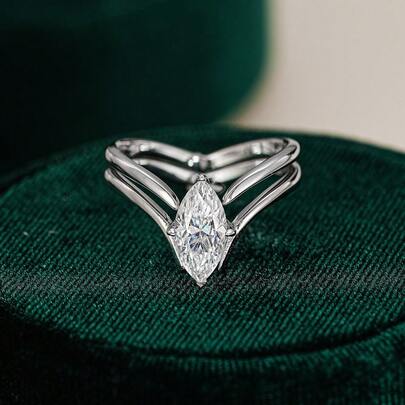 LOVESSOM خاتم موسانيت ماركيز بقيراط واحد من الفضة 925 هو خاتم زفاف فاخر وأنيق عالي الجودة للرجال والنساء، مناسب لحفلات الزفاف والحفلات والمناسبات الخاصة كعيد الأم وعيد الميلاد وعيد الشكر وعيد الحب وبداية العام الدراسي وموسم الزفاف والأعياد الميلادية والسنوية وأعياد رأس السنة.