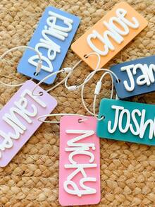 个性化复古名字亚克力钥匙扣、亚克力姓名标签、背包姓名标签、尿布袋、定制、午餐盒姓名标签、行李牌、多功能、装饰性、字母、时尚、现代、多彩、可爱、迷人、休闲、定制、个性化、独特、定制、送给他的理想礼物、送给她的理想礼物、定制儿童包配件、轻松舒适 - 彩色 - 查看 5