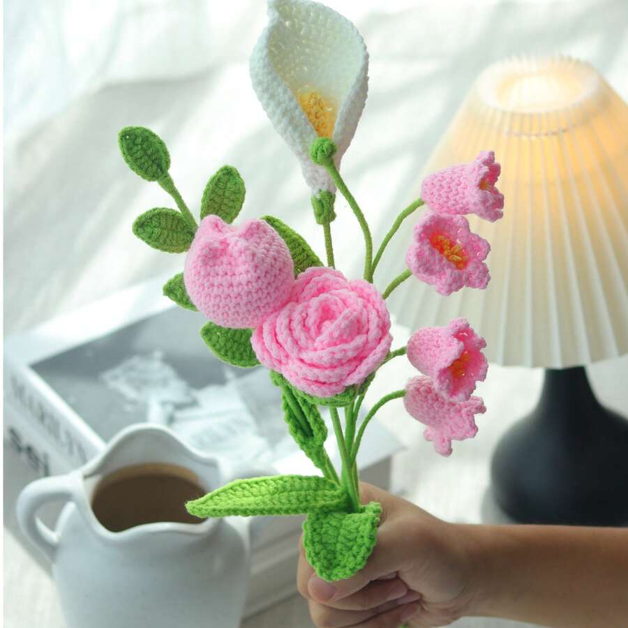 1件/套手工钩编花束（不含包装材料），手工鲜花，DIY花束，包含多头铃兰、马蹄莲、尤加利叶、郁金香和玫瑰，适合春夏装饰、家居装饰、返校季、情人节、感恩节、婚礼、派对，也可作为礼物送给爱人、朋友、家人、亲人。 - 粉色 - 查看 1