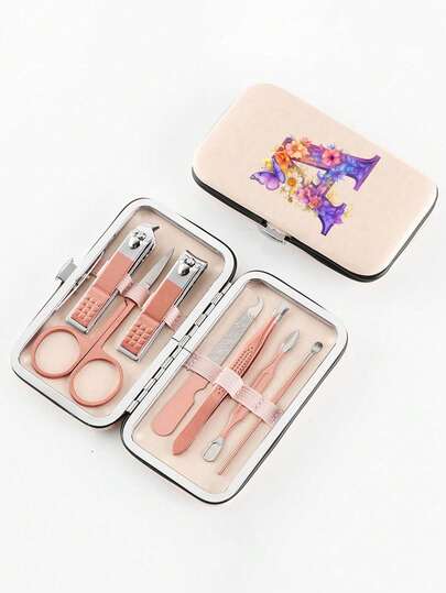 7件套蝴蝶花朵印花旅行美甲套装，彩色蝴蝶花朵A-Z字母，大容量指甲护理收纳盒，不锈钢工具，超锋利防溅指甲钳套装，经典设计指甲钳盒，适合移动美容、旅行、户外、寄宿学校和家庭使用。