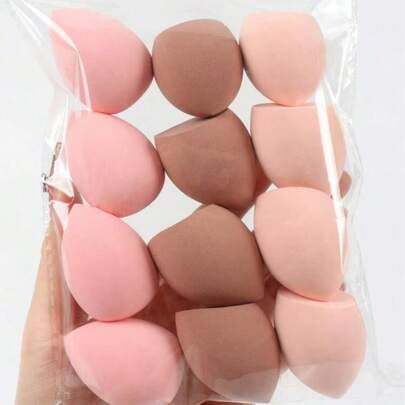 12 miếng mút trang điểm hình trứng cỡ lớn, màu sắc ngẫu nhiên, dùng được cho cả dạng lỏng, kem và phấn phủ, hoàn hảo cho việc trang điểm. Mút trang điểm nhiều màu sắc phù hợp với mọi loại da, không chứa latex, có thể dùng được cả phấn nền và phấn phủ. Thích hợp làm quà tặng, đồ dùng du lịch, đồ giá rẻ, vật dụng cần thiết khi đi du lịch.