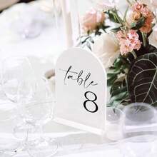 Números de mesa de boda con arco blanco del 1 al 15 con soportes, señales de acrílico arqueadas de 5x7 pulgadas y soportes, números de mesa con arco blanco para centro de mesa de recepción de boda, fiesta, aniversario y evento - Blanco con fuente negra - Ver 5
