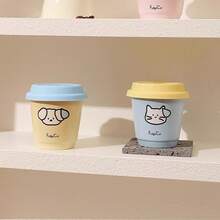 1 pieza Taza de cerámica para café, té o agua, con tapa de silicona antipolvo, hecha a mano con diseño de dibujos animados, resistente a altas temperaturas, de colores brillantes, agarre cómodo, boca ancha, borde redondo, base antideslizante, adecuada para decoración de encaje, para uso doméstico u oficina, apta para uso personal o como regalo