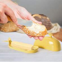 Ursword 1 zestaw pięknej ceramicznej maselniczki z pokrywką do lodówki blatowej, pojemnik na masło w kształcie wieloryba z porcelanową pokrywką i uchwytem do masła w kostce East West Coast, pojemnik na masło, zabawny wystrój kuchni i akcesoria na prezenty kuchenne, kolorowy, zawiera kolor biały, zielony, pomarańczowy, żółty i czarny