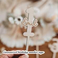 个性化木质生日数字标签，可定制姓名，优雅草书风格。完美适用于生日、周年纪念、婚礼、圣诞节和万圣节蛋糕装饰——理想的派对礼物。用途广泛的木质装饰品，亦可用作节日日历。 - 原木色 - 查看 4