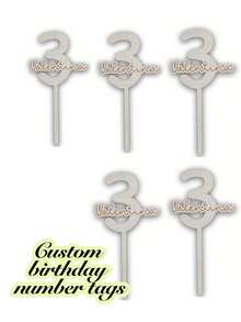 个性化木质生日数字标签，可定制姓名，优雅草书风格。完美适用于生日、周年纪念、婚礼、圣诞节和万圣节蛋糕装饰——理想的派对礼物。用途广泛的木质装饰品，亦可用作节日日历。 - 原木色 - 查看 13