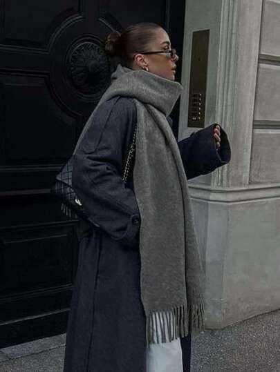 1条女士简约纯色常规款仿羊绒围巾，适合换季及日常佩戴，防风保暖，秋冬季可搭配连衣裙。