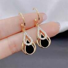 Rose Gold Double-Layer Teardrop-Shaped Earrings For Women.Light Luxury Texture, Shining Rhinestones Inlaid With Hollow Triangle Geometric Earrings.Retro Matte Mysterious Black Gemstones Collide With Rose Gold Ear Hooks.Exquisite And High-End Dating Party Earrings.Long Tassel Temperament, Whitening And Mature Style Earrings.Close-Up Shows The Real Texture.Stable And Comfortable To Wear, Not Easy To Allergic And Hypoallergenic.Must-Have Accessories For Elegant Ladies' Evening Wear.Light Luxury Rose Gold And Black Contrast Design.Dangling And Swaying To Modify The Face Shape.Give Gifts To Girlfriends And Besties As Birthday Gifts.Everyday All-Match Light Luxury Niche Design Earrings - Hoa hồng vàng - Xem 4