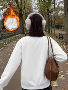 A imagem principal do produto apresenta uma bruxa com chapéu e vestido pretos segurando uma vassoura. O texto diz "Beba o vinho" em uma fonte elegante. O fundo é azul sólido sem elementos adicionais. O design é centralizado na frente do moletom, destacando a bruxa e o texto ousadamente "A bruxa tem meias listradas e"