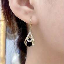 Rose Gold Double-Layer Teardrop-Shaped Earrings For Women.Light Luxury Texture, Shining Rhinestones Inlaid With Hollow Triangle Geometric Earrings.Retro Matte Mysterious Black Gemstones Collide With Rose Gold Ear Hooks.Exquisite And High-End Dating Party Earrings.Long Tassel Temperament, Whitening And Mature Style Earrings.Close-Up Shows The Real Texture.Stable And Comfortable To Wear, Not Easy To Allergic And Hypoallergenic.Must-Have Accessories For Elegant Ladies' Evening Wear.Light Luxury Rose Gold And Black Contrast Design.Dangling And Swaying To Modify The Face Shape.Give Gifts To Girlfriends And Besties As Birthday Gifts.Everyday All-Match Light Luxury Niche Design Earrings - Hoa hồng vàng - Xem 5