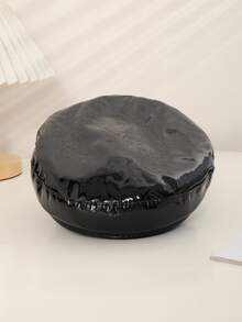 1 件女式黑色和红色闪亮皮革防水铆钉朋克风格平顶报童帽，适合派对、表演、购物和拍照