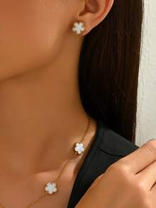 TONSI 一套时尚简约18K镀金不锈钢四叶草项链、手链、耳环首饰套装，适合女性日常佩戴和约会，五叶草贝壳项链 - 金色 - 查看 3