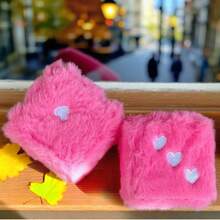 Heart-Embroidered Pastel Rainbow Fuzzy Plush Dice - 3-Inch Car Mirror Hanging Decor, Soft Foam, Easy Installation, Perfect Gift - 玫紅色 - 查看 4