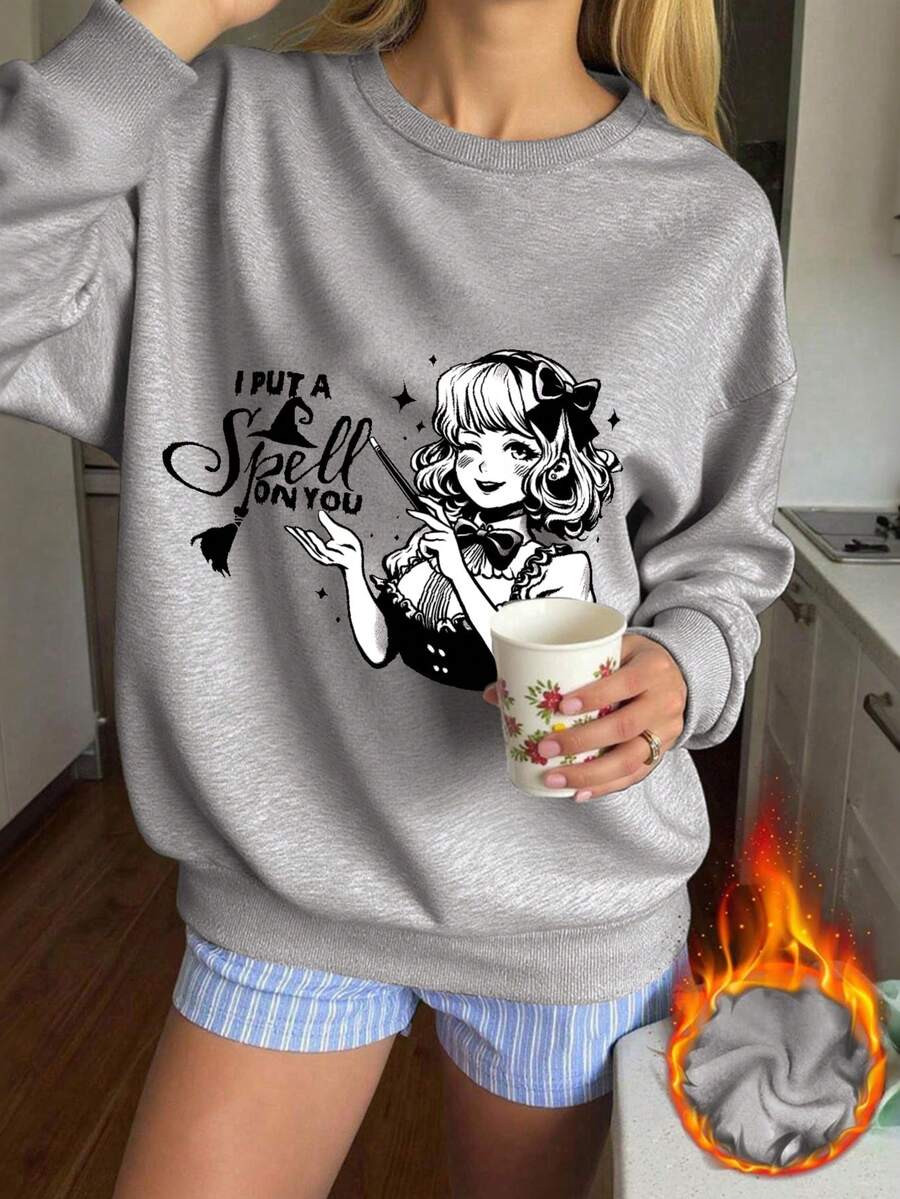 A imagem principal do produto apresenta uma garota de desenho animado segurando uma varinha e uma caneca. O texto diz: "Eu coloquei um feitiço em você" com estrelas ao redor das palavras. O fundo é branco e limpo, destacando a ilustração em preto e branco da garota que tem cabelo cacheado e um chapéu de bruxa. Ela parece estar lançando um feitiço ou se preparando para um. O geral