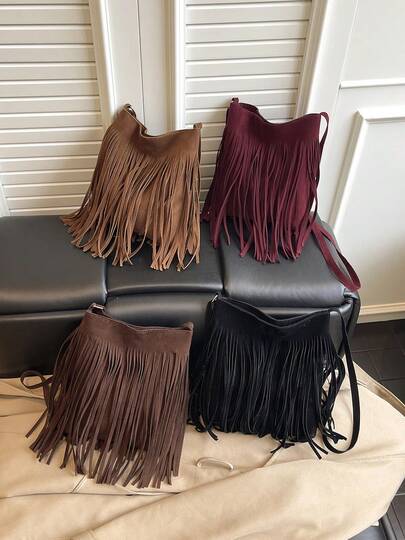 1个复古波西米亚风流苏装饰方形单肩包，休闲简约设计，可单肩背或斜挎，百搭风格，适合休闲、外出、旅行和派对等场合，秋冬季适用。