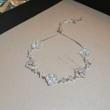 This Wealthy Lady Style All-Diamond Four-Leaf Clover Zirconia Bracelet Is A New 2025 Electroplated Bestselling Niche Item, Exuding A Luxurious And Refined Aura. It Is Glamorous And Alluring, Suitable For Wearing On Dates, Banquets, And Formal Dinners, Also Making An Excellent Gift. As The Most Fashionable High-End Jewelry, It Gives A Gentle And Sweet Feeling, Bringing A Sense Of Joy And Fulfillment.