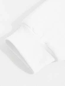 A imagem principal do produto apresenta uma bruxa com chapéu e vestido pretos segurando uma vassoura. O texto diz "Beba o vinho" em uma fonte elegante. O fundo é azul sólido sem elementos adicionais. O design é centralizado na frente do moletom, destacando a bruxa e o texto ousadamente "A bruxa tem meias listradas e"