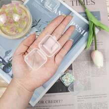 Nueva caja de plástico transparente cuadrada, para almacenamiento de artículos pequeños, papelería, joyas, con tapa abatible, sellada y a prueba de polvo, caja de almacenamiento pequeña y portátil transparente para objetos de escritorio