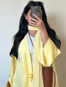 一件式时尚缎面女式连衣裙。这款优雅的连衣裙，也有长款罩袍款式，非常适合日常穿着和特殊场合。