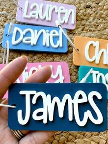 个性化复古名字亚克力钥匙扣、亚克力姓名标签、背包姓名标签、尿布袋、定制、午餐盒姓名标签、行李牌、多功能、装饰性、字母、时尚、现代、多彩、可爱、迷人、休闲、定制、个性化、独特、定制、送给他的理想礼物、送给她的理想礼物、定制儿童包配件、轻松舒适 - 彩色 - 查看 6
